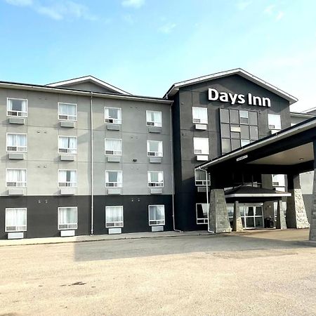 Days Inn By Wyndham Grande Prairie Bagian luar foto