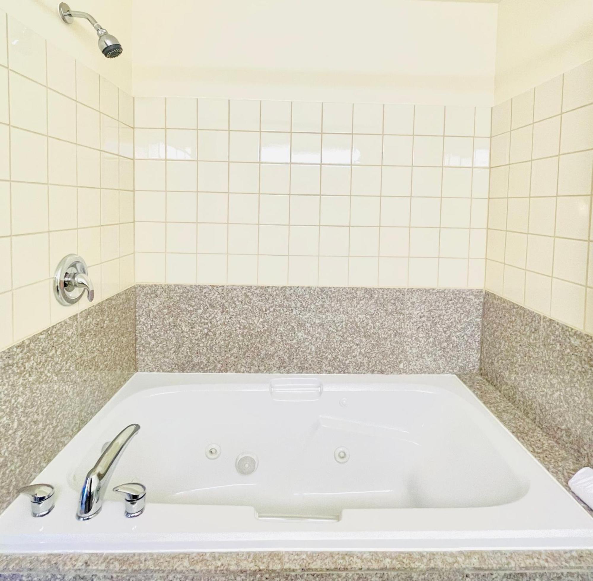 Days Inn By Wyndham Grande Prairie Bagian luar foto