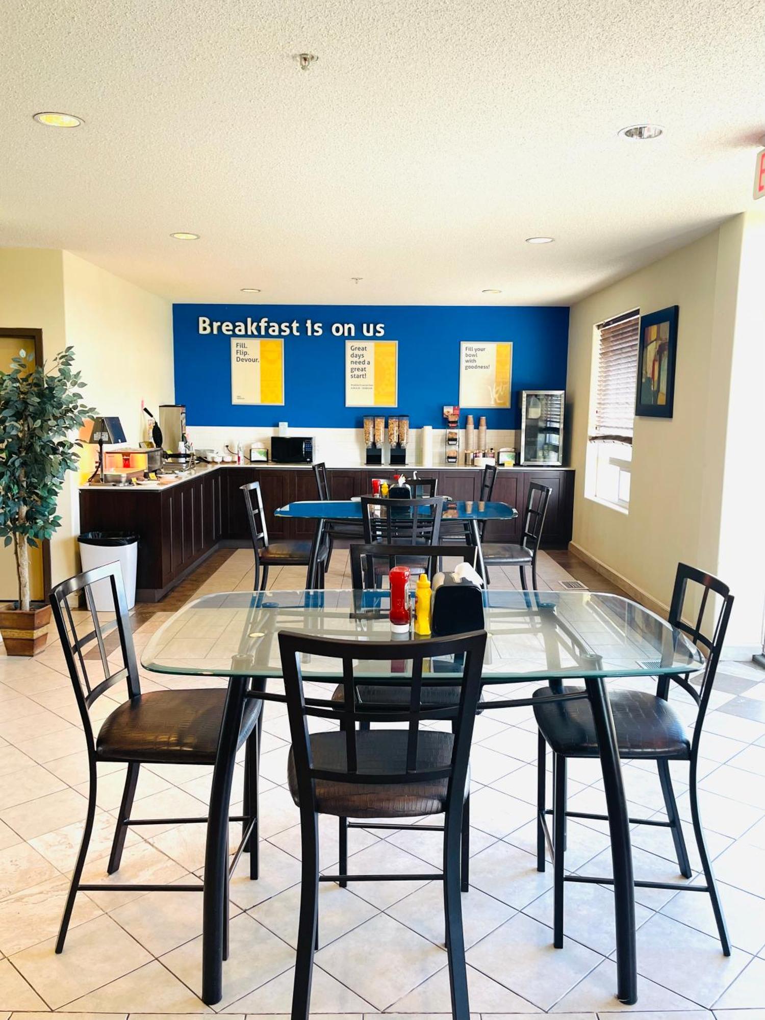 Days Inn By Wyndham Grande Prairie Bagian luar foto