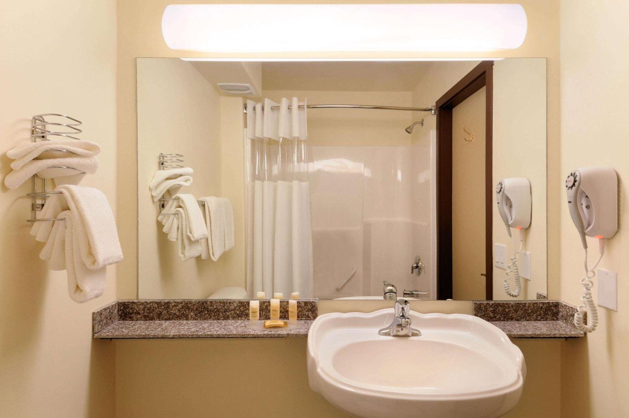 Days Inn By Wyndham Grande Prairie Bagian luar foto