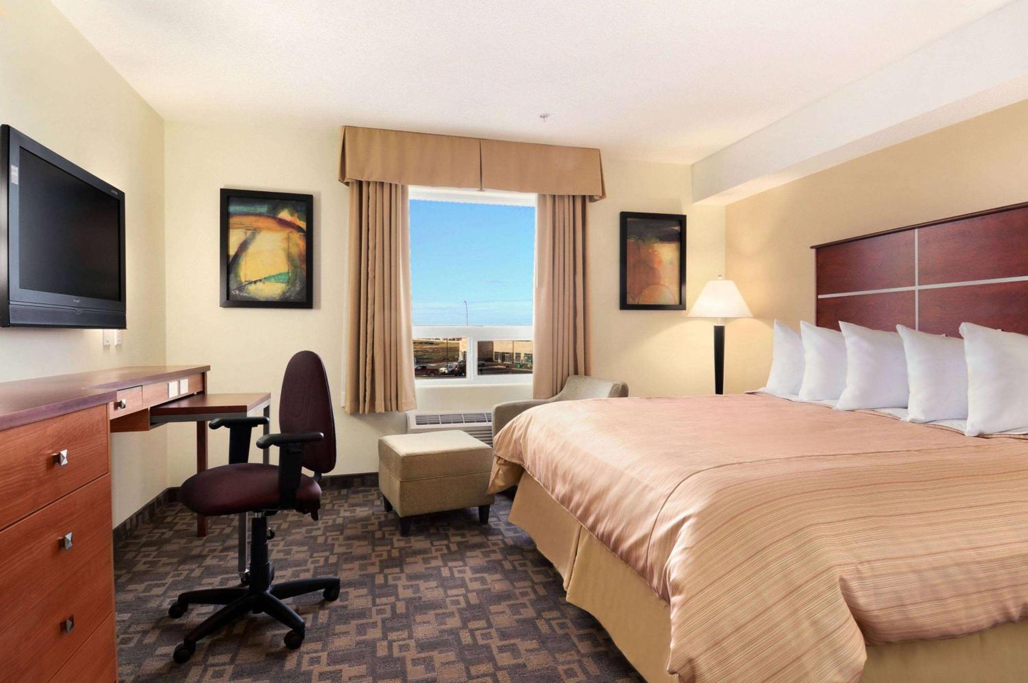 Days Inn By Wyndham Grande Prairie Bagian luar foto