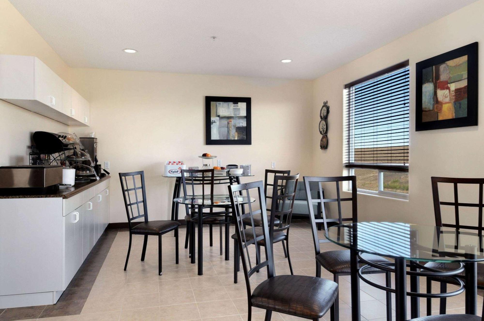 Days Inn By Wyndham Grande Prairie Bagian luar foto